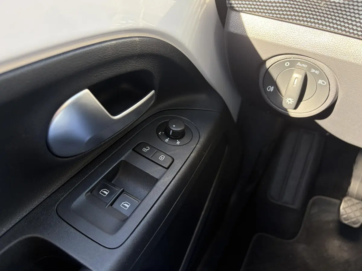 Up! 1.0 BMT move up! / 5-Deurs / NL-Auto / DAB Radio-Bluetooth / Airco / LED / All-Seasons / ENZ.