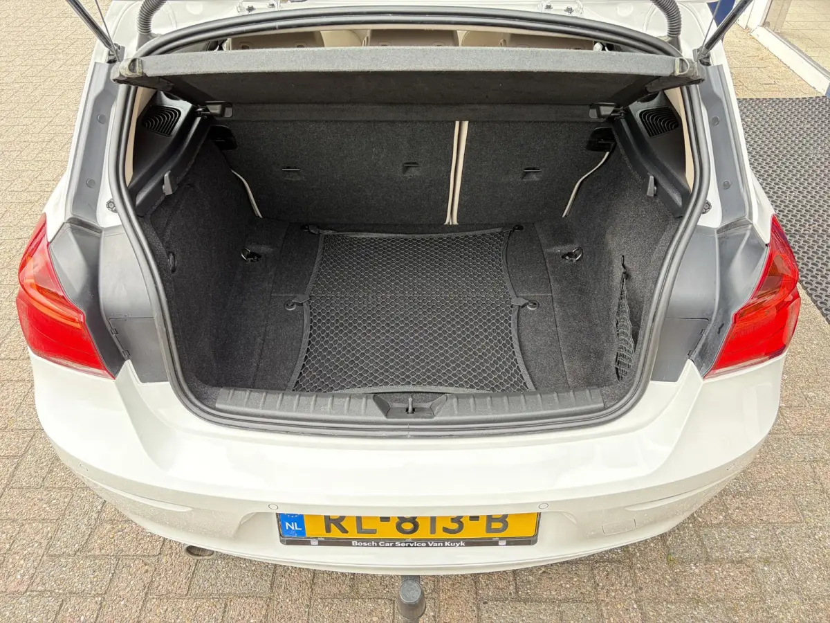 118i Corporate Lease High Executive / Automaat / NL-Auto / Vol-Leder / Facelift / Stoelverwarming / LED / Cruise-Control / Climate-Control / Trekhaak / PDC V+A / 16'' LMV / All-Season / ENZ.