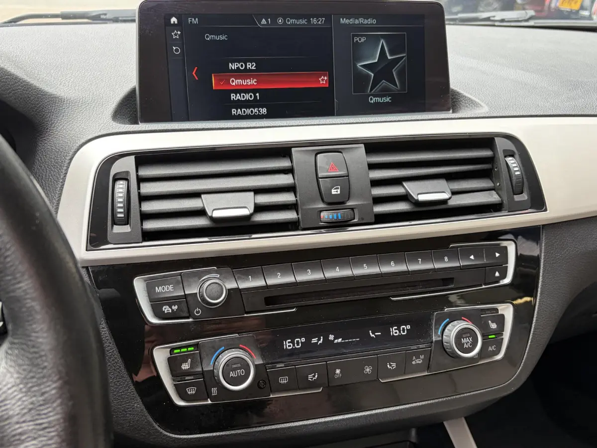 118i Corporate Lease High Executive / Automaat / NL-Auto / Vol-Leder / Facelift / Stoelverwarming / LED / Cruise-Control / Climate-Control / Trekhaak / PDC V+A / 16'' LMV / All-Season / ENZ.