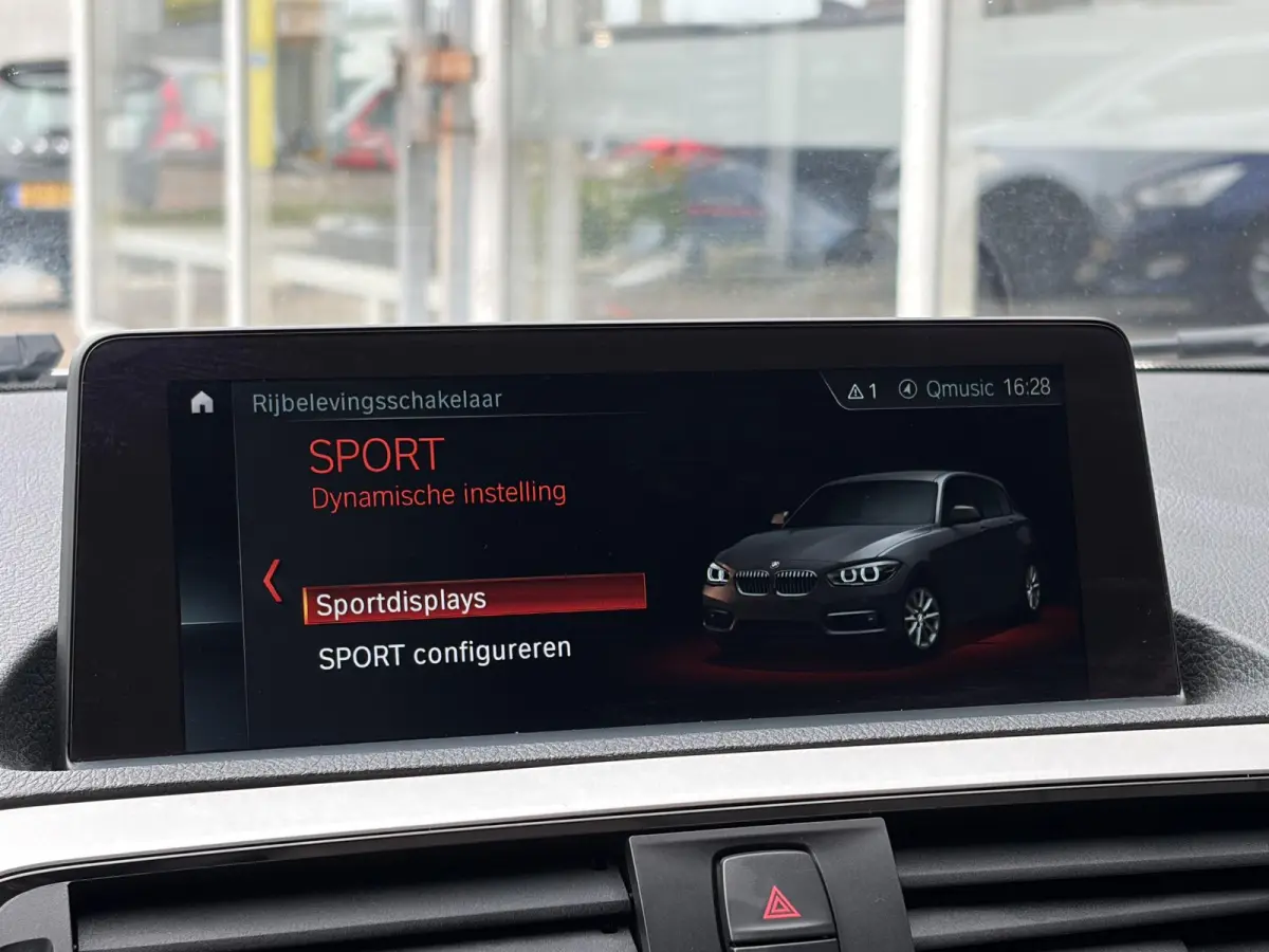 118i Corporate Lease High Executive / Automaat / NL-Auto / Vol-Leder / Facelift / Stoelverwarming / LED / Cruise-Control / Climate-Control / Trekhaak / PDC V+A / 16'' LMV / All-Season / ENZ.