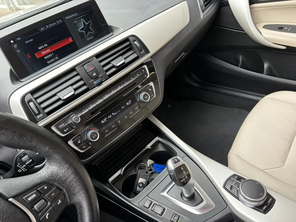 118i Corporate Lease High Executive / Automaat / NL-Auto / Vol-Leder / Facelift / Stoelverwarming / LED / Cruise-Control / Climate-Control / Trekhaak / PDC V+A / 16'' LMV / All-Season / ENZ.