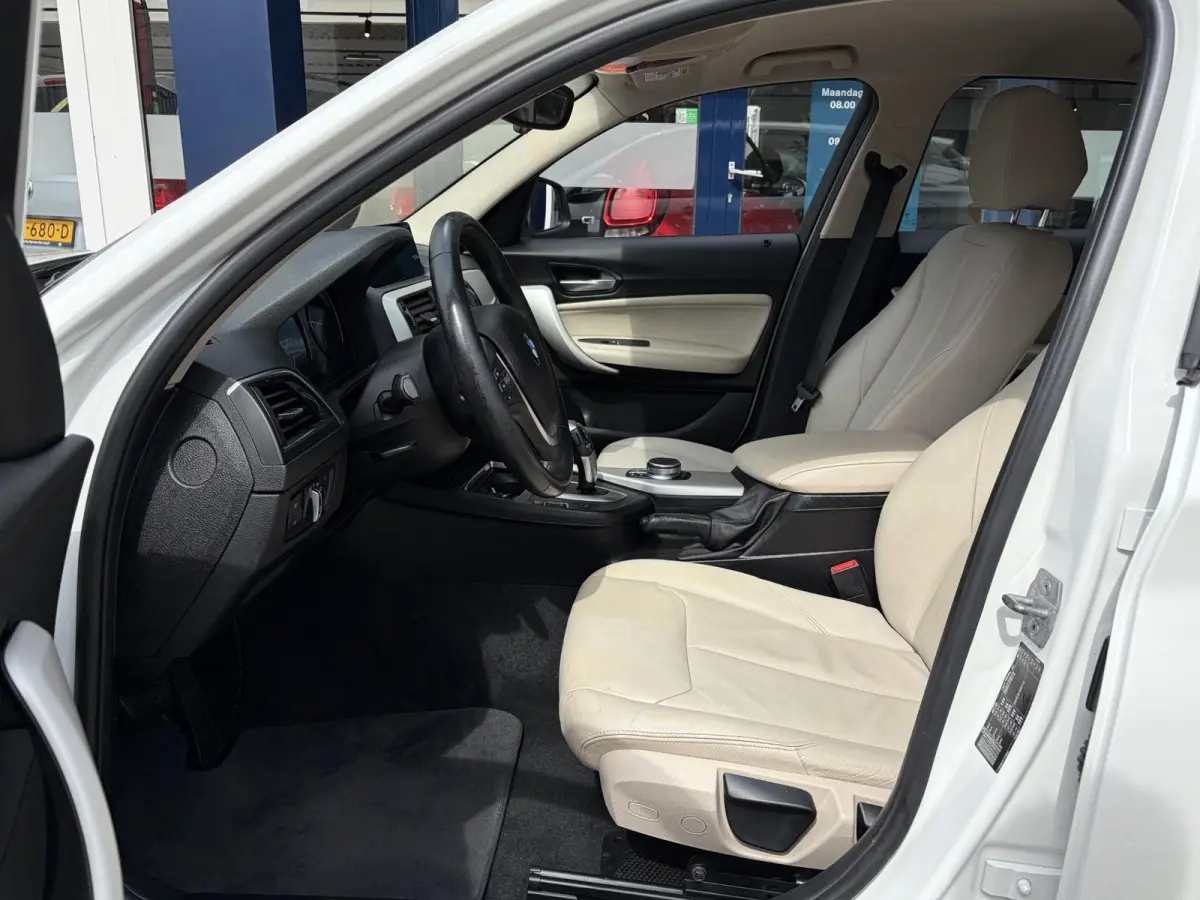 118i Corporate Lease High Executive / Automaat / NL-Auto / Vol-Leder / Facelift / Stoelverwarming / LED / Cruise-Control / Climate-Control / Trekhaak / PDC V+A / 16'' LMV / All-Season / ENZ.