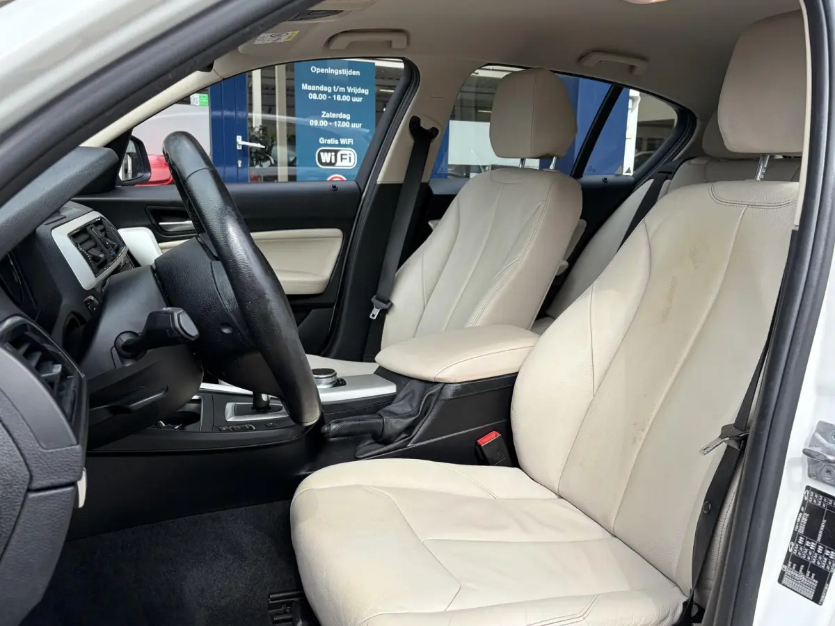 118i Corporate Lease High Executive / Automaat / NL-Auto / Vol-Leder / Facelift / Stoelverwarming / LED / Cruise-Control / Climate-Control / Trekhaak / PDC V+A / 16'' LMV / All-Season / ENZ.