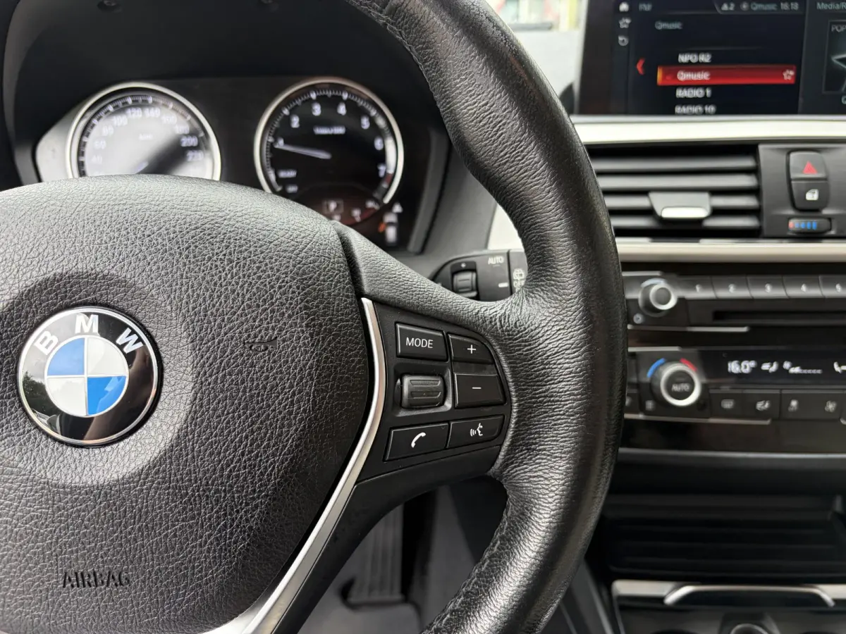 118i Corporate Lease High Executive / Automaat / NL-Auto / Vol-Leder / Facelift / Stoelverwarming / LED / Cruise-Control / Climate-Control / Trekhaak / PDC V+A / 16'' LMV / All-Season / ENZ.