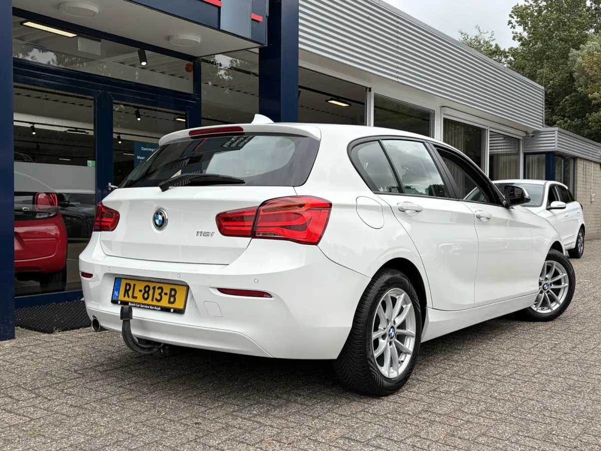 118i Corporate Lease High Executive / Automaat / NL-Auto / Vol-Leder / Facelift / Stoelverwarming / LED / Cruise-Control / Climate-Control / Trekhaak / PDC V+A / 16'' LMV / All-Season / ENZ.