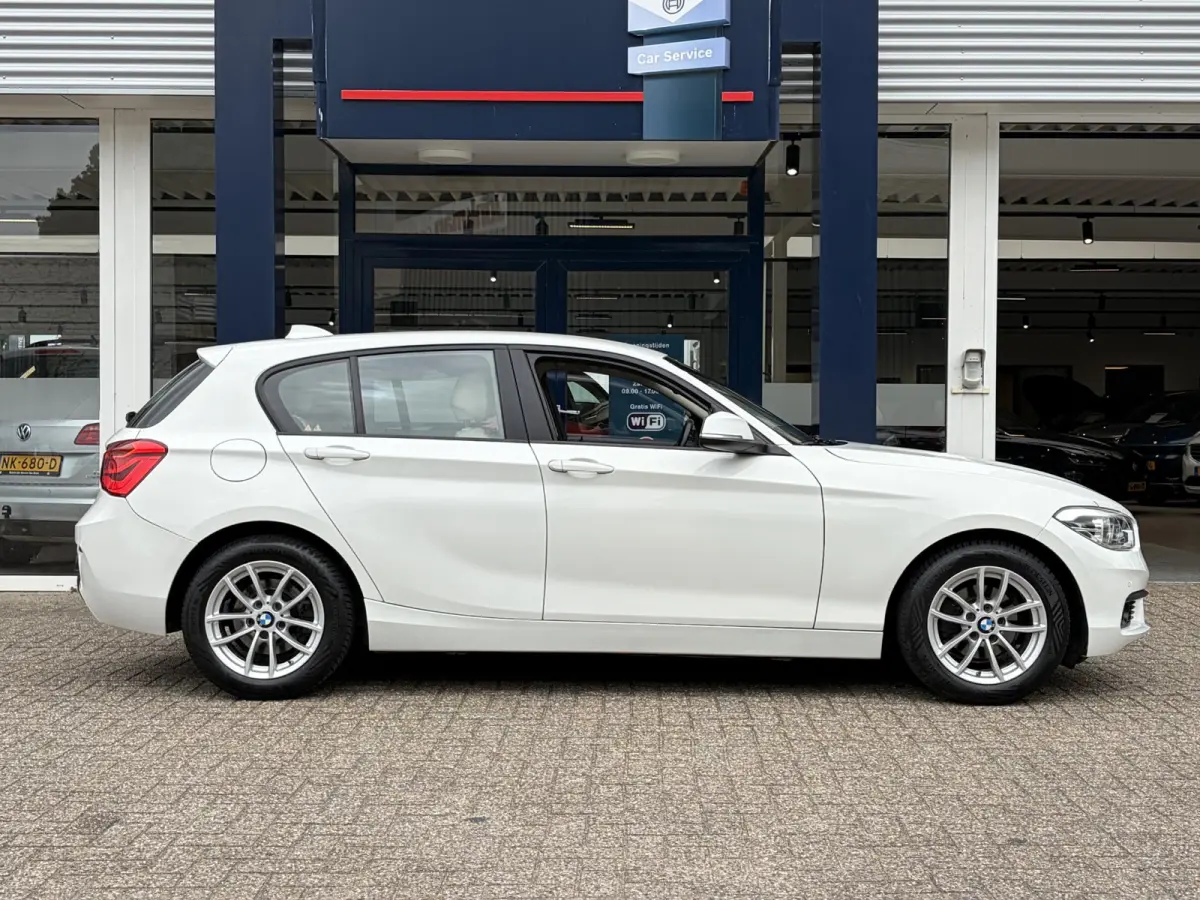 118i Corporate Lease High Executive / Automaat / NL-Auto / Vol-Leder / Facelift / Stoelverwarming / LED / Cruise-Control / Climate-Control / Trekhaak / PDC V+A / 16'' LMV / All-Season / ENZ.