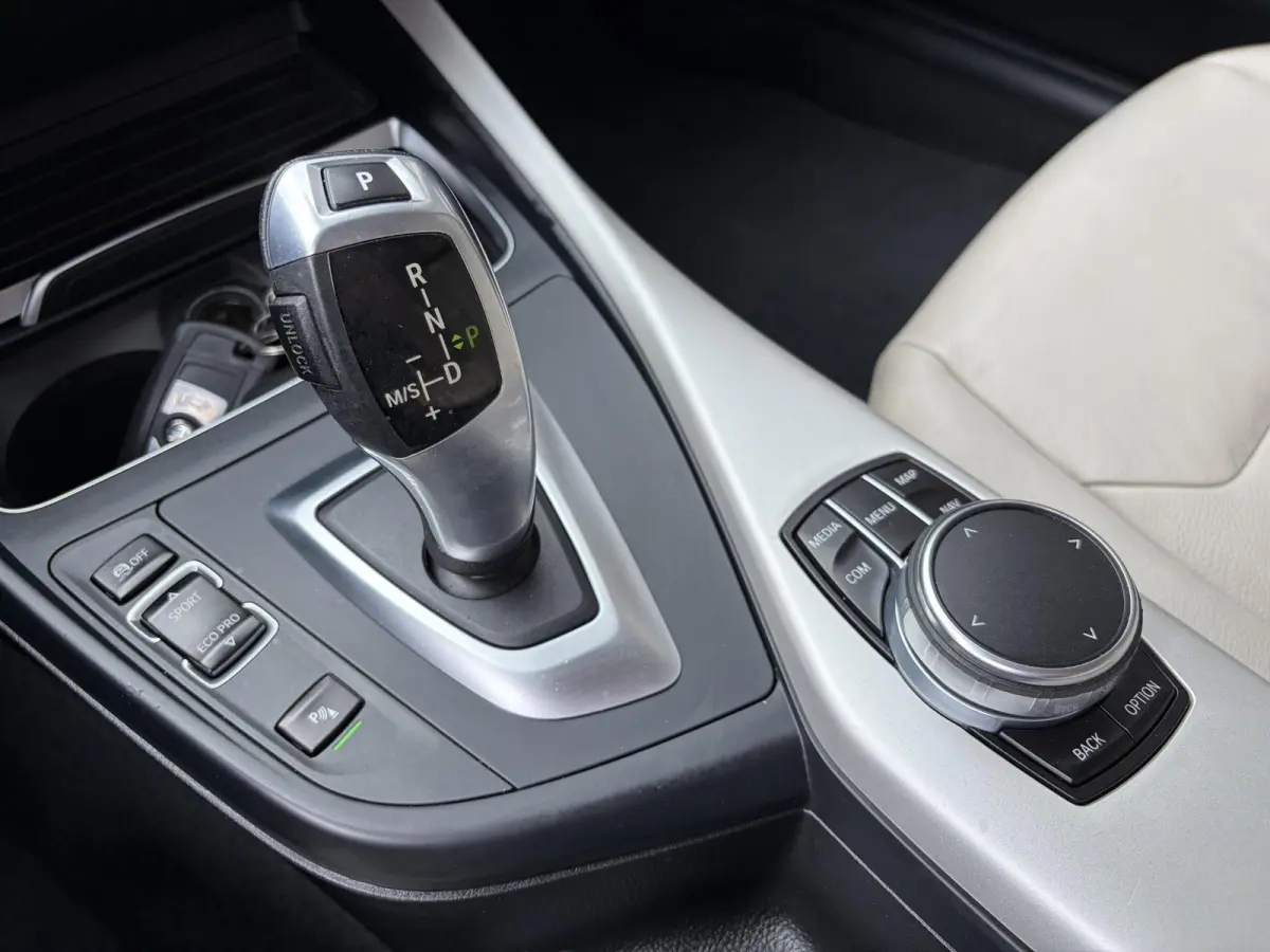 118i Corporate Lease High Executive / Automaat / NL-Auto / Vol-Leder / Facelift / Stoelverwarming / LED / Cruise-Control / Climate-Control / Trekhaak / PDC V+A / 16'' LMV / All-Season / ENZ.