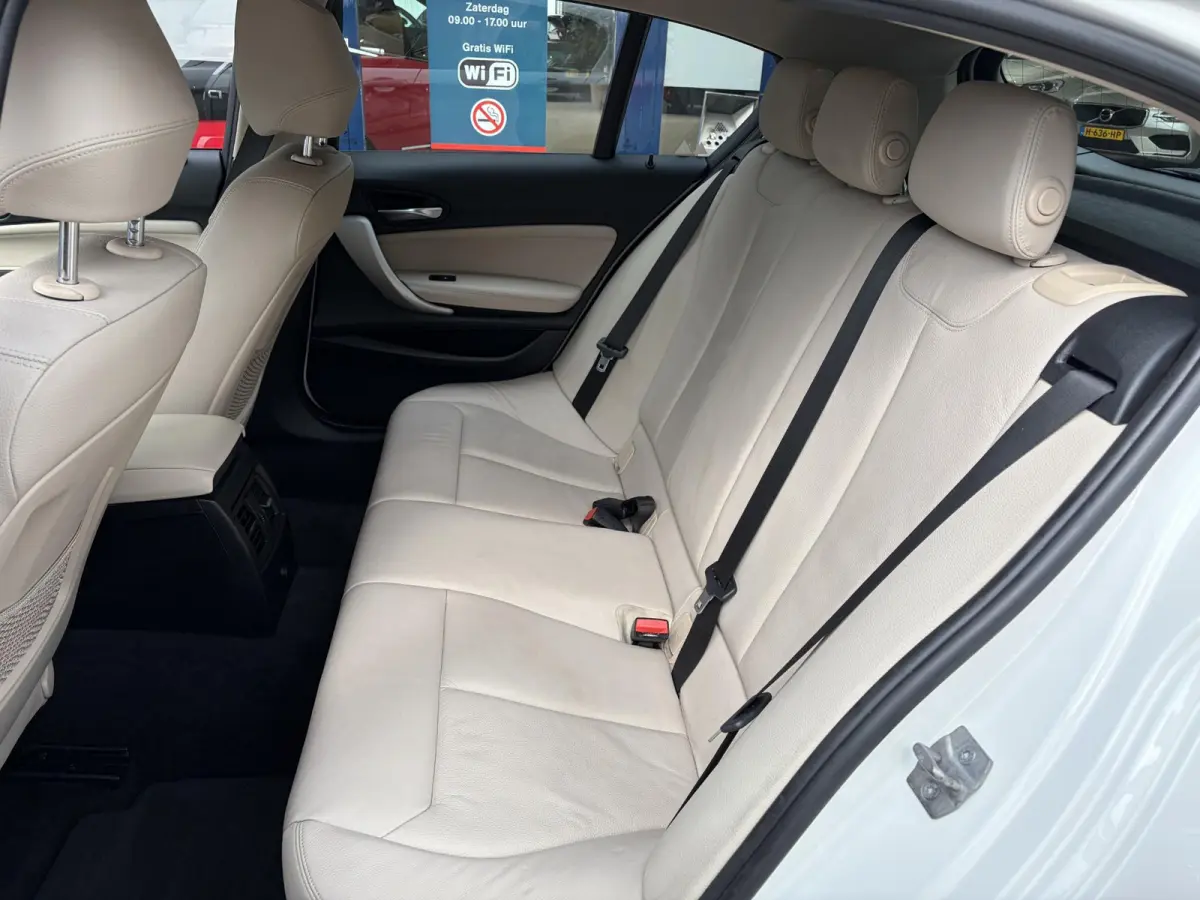 118i Corporate Lease High Executive / Automaat / NL-Auto / Vol-Leder / Facelift / Stoelverwarming / LED / Cruise-Control / Climate-Control / Trekhaak / PDC V+A / 16'' LMV / All-Season / ENZ.