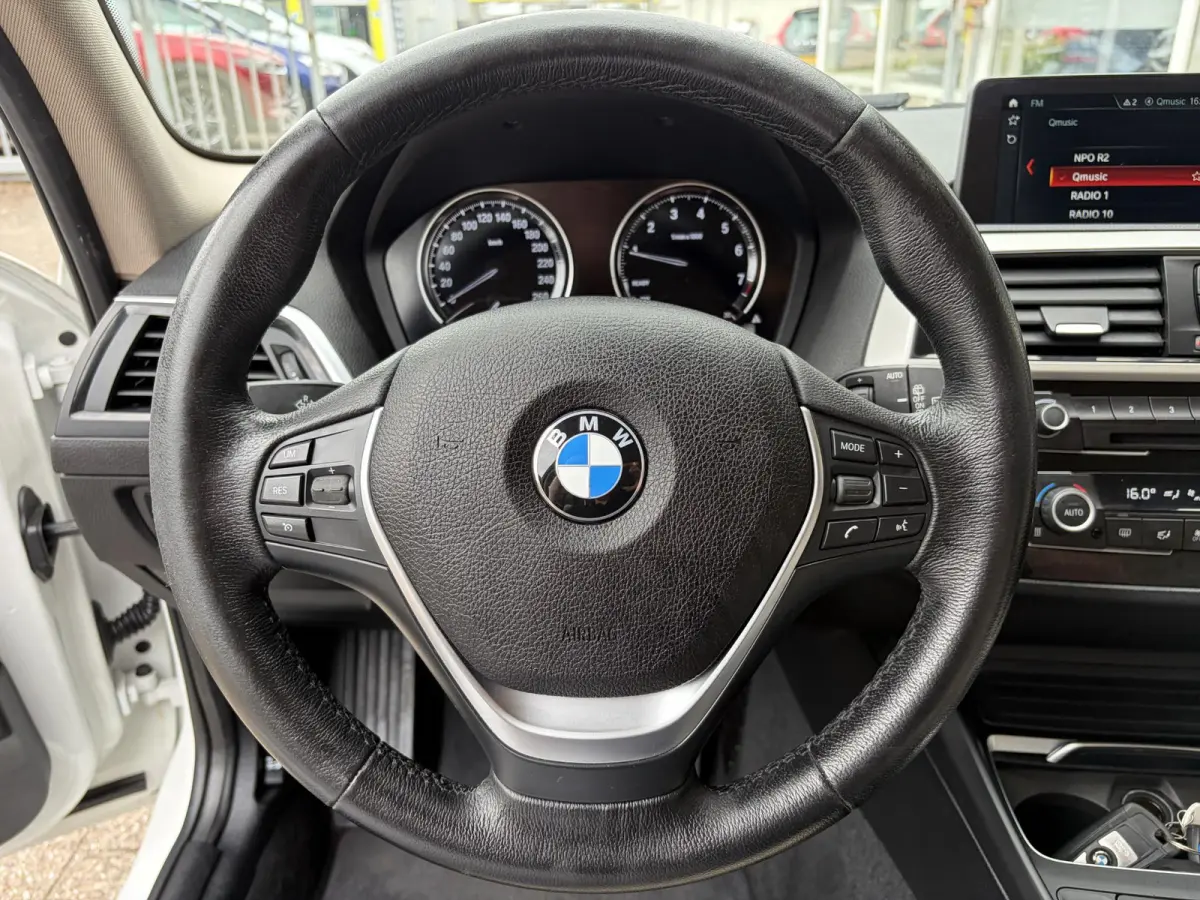 118i Corporate Lease High Executive / Automaat / NL-Auto / Vol-Leder / Facelift / Stoelverwarming / LED / Cruise-Control / Climate-Control / Trekhaak / PDC V+A / 16'' LMV / All-Season / ENZ.