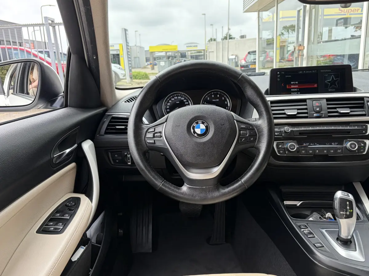 118i Corporate Lease High Executive / Automaat / NL-Auto / Vol-Leder / Facelift / Stoelverwarming / LED / Cruise-Control / Climate-Control / Trekhaak / PDC V+A / 16'' LMV / All-Season / ENZ.