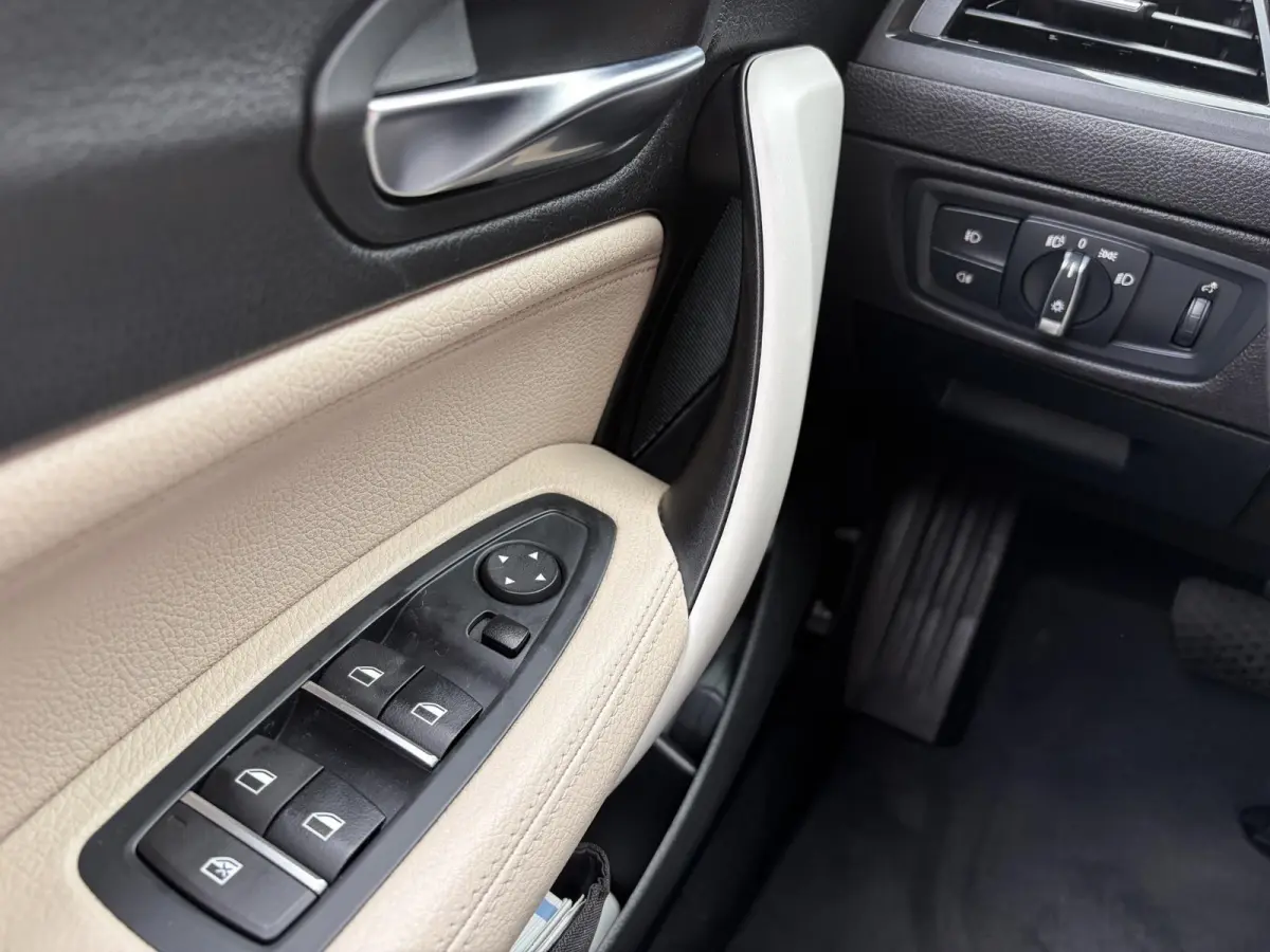 118i Corporate Lease High Executive / Automaat / NL-Auto / Vol-Leder / Facelift / Stoelverwarming / LED / Cruise-Control / Climate-Control / Trekhaak / PDC V+A / 16'' LMV / All-Season / ENZ.