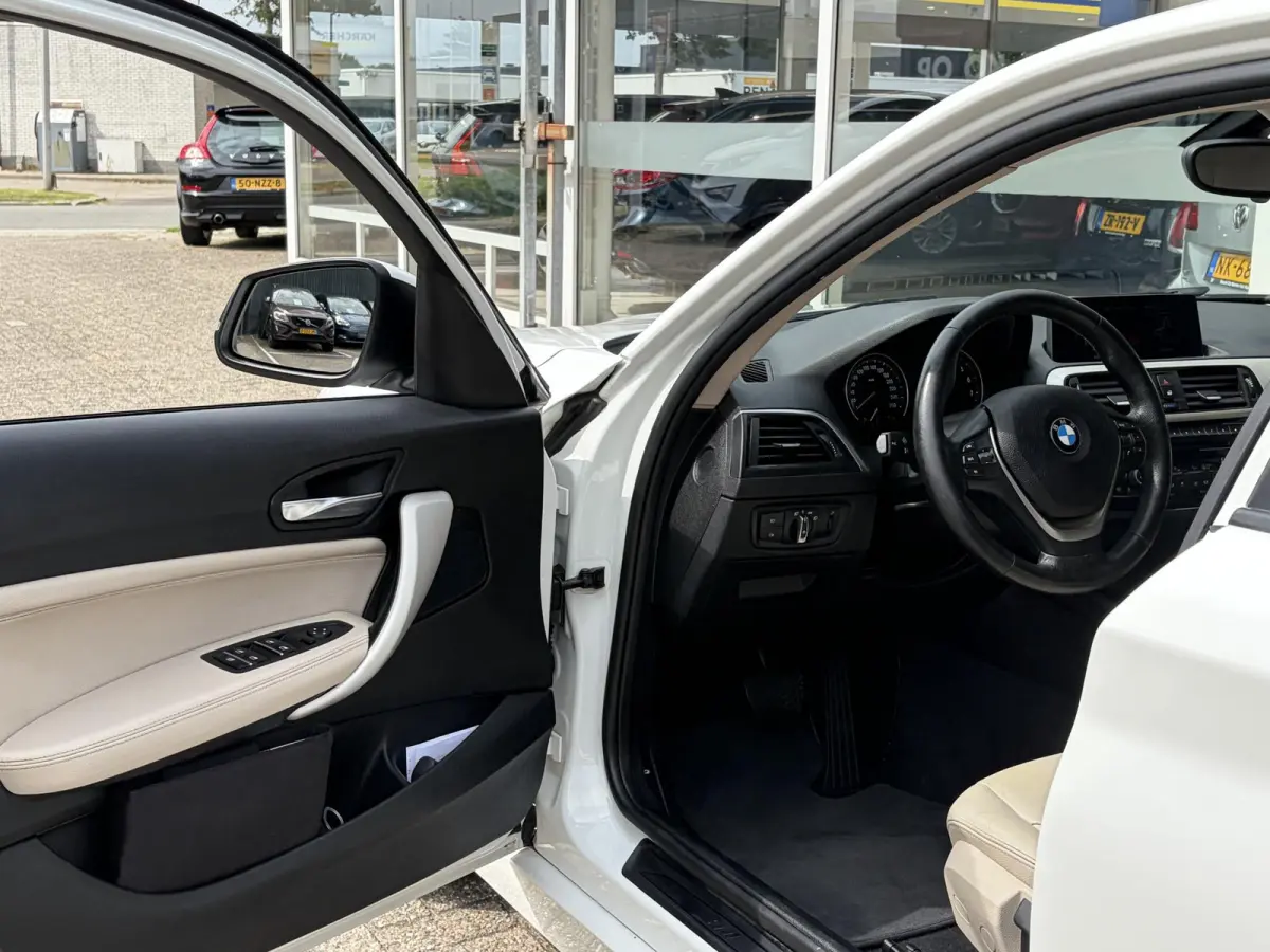118i Corporate Lease High Executive / Automaat / NL-Auto / Vol-Leder / Facelift / Stoelverwarming / LED / Cruise-Control / Climate-Control / Trekhaak / PDC V+A / 16'' LMV / All-Season / ENZ.