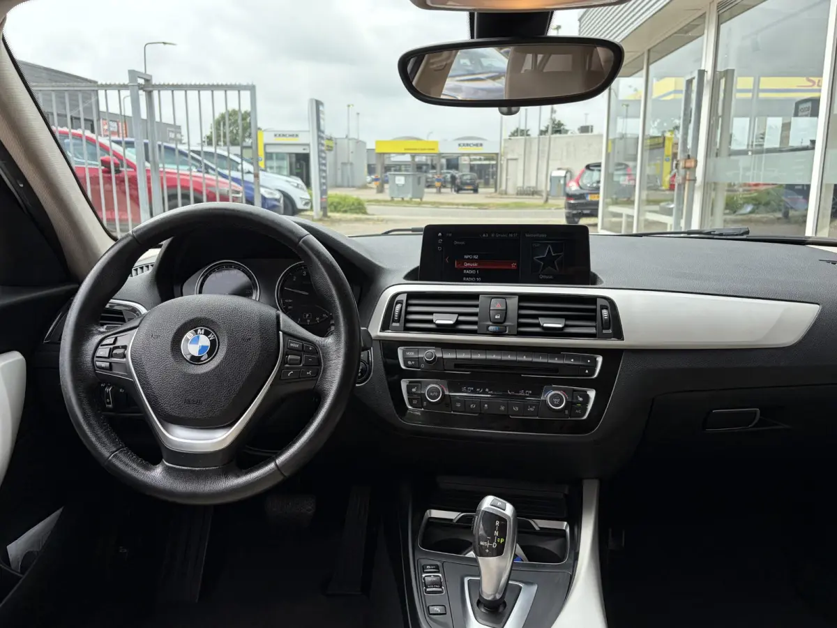 118i Corporate Lease High Executive / Automaat / NL-Auto / Vol-Leder / Facelift / Stoelverwarming / LED / Cruise-Control / Climate-Control / Trekhaak / PDC V+A / 16'' LMV / All-Season / ENZ.