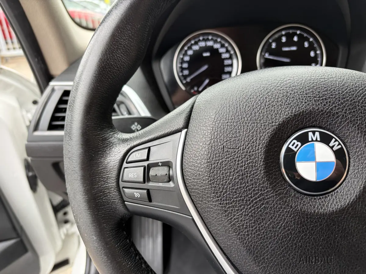 118i Corporate Lease High Executive / Automaat / NL-Auto / Vol-Leder / Facelift / Stoelverwarming / LED / Cruise-Control / Climate-Control / Trekhaak / PDC V+A / 16'' LMV / All-Season / ENZ.