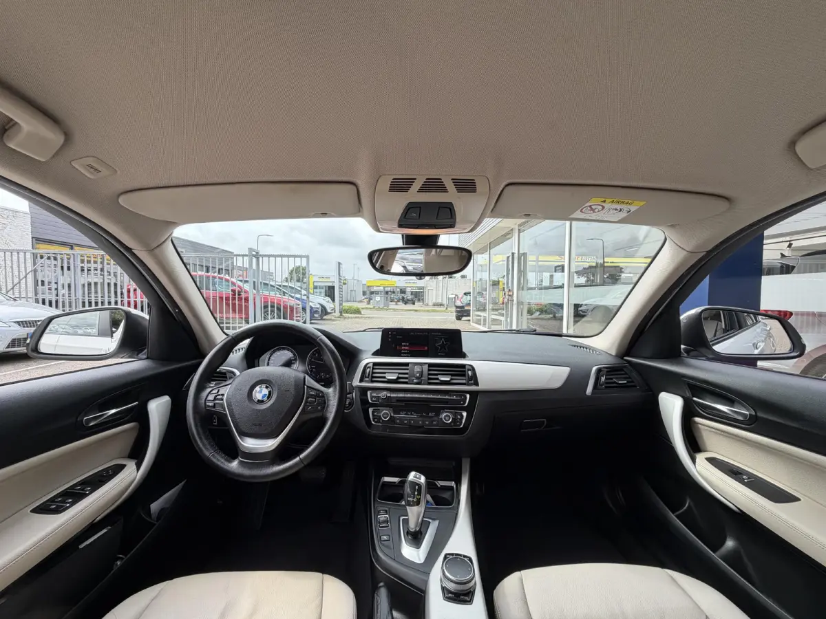 118i Corporate Lease High Executive / Automaat / NL-Auto / Vol-Leder / Facelift / Stoelverwarming / LED / Cruise-Control / Climate-Control / Trekhaak / PDC V+A / 16'' LMV / All-Season / ENZ.