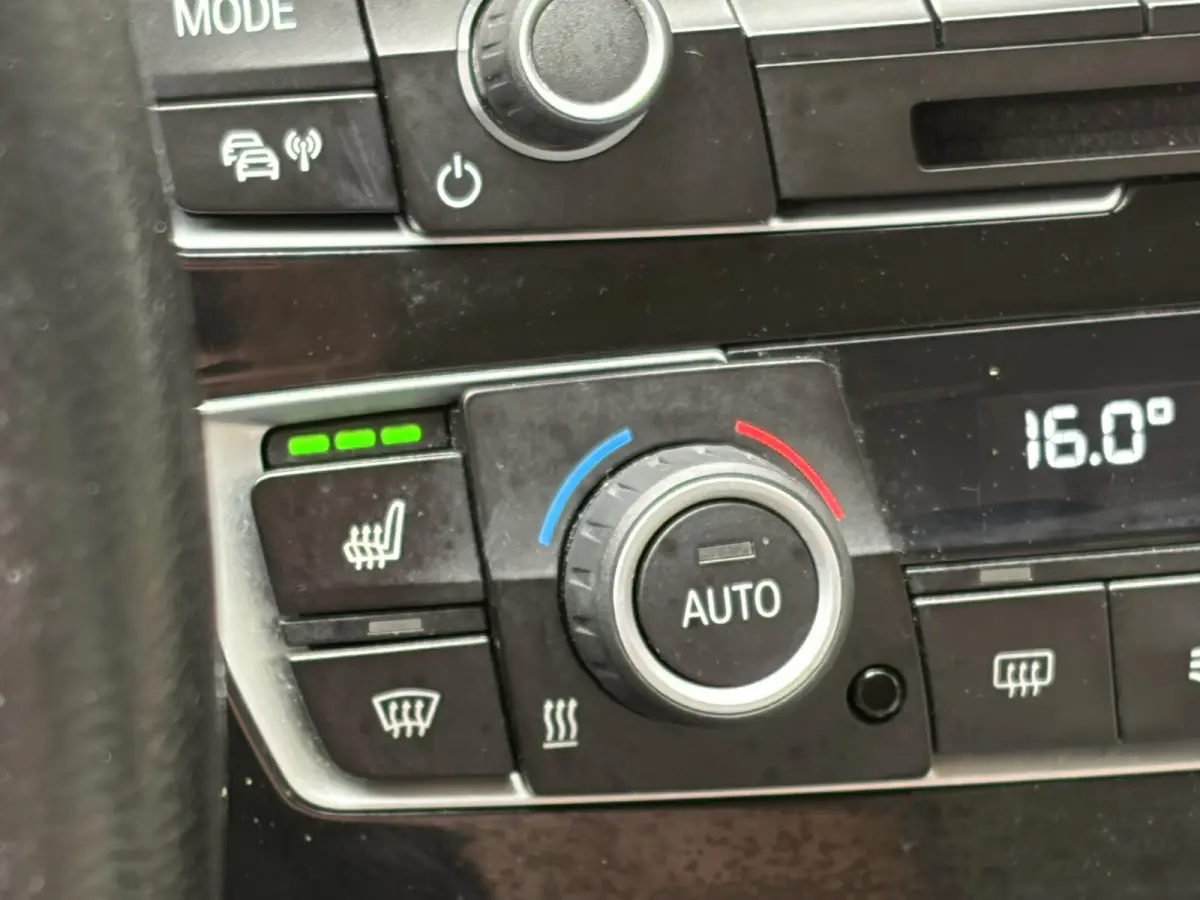 118i Corporate Lease High Executive / Automaat / NL-Auto / Vol-Leder / Facelift / Stoelverwarming / LED / Cruise-Control / Climate-Control / Trekhaak / PDC V+A / 16'' LMV / All-Season / ENZ.