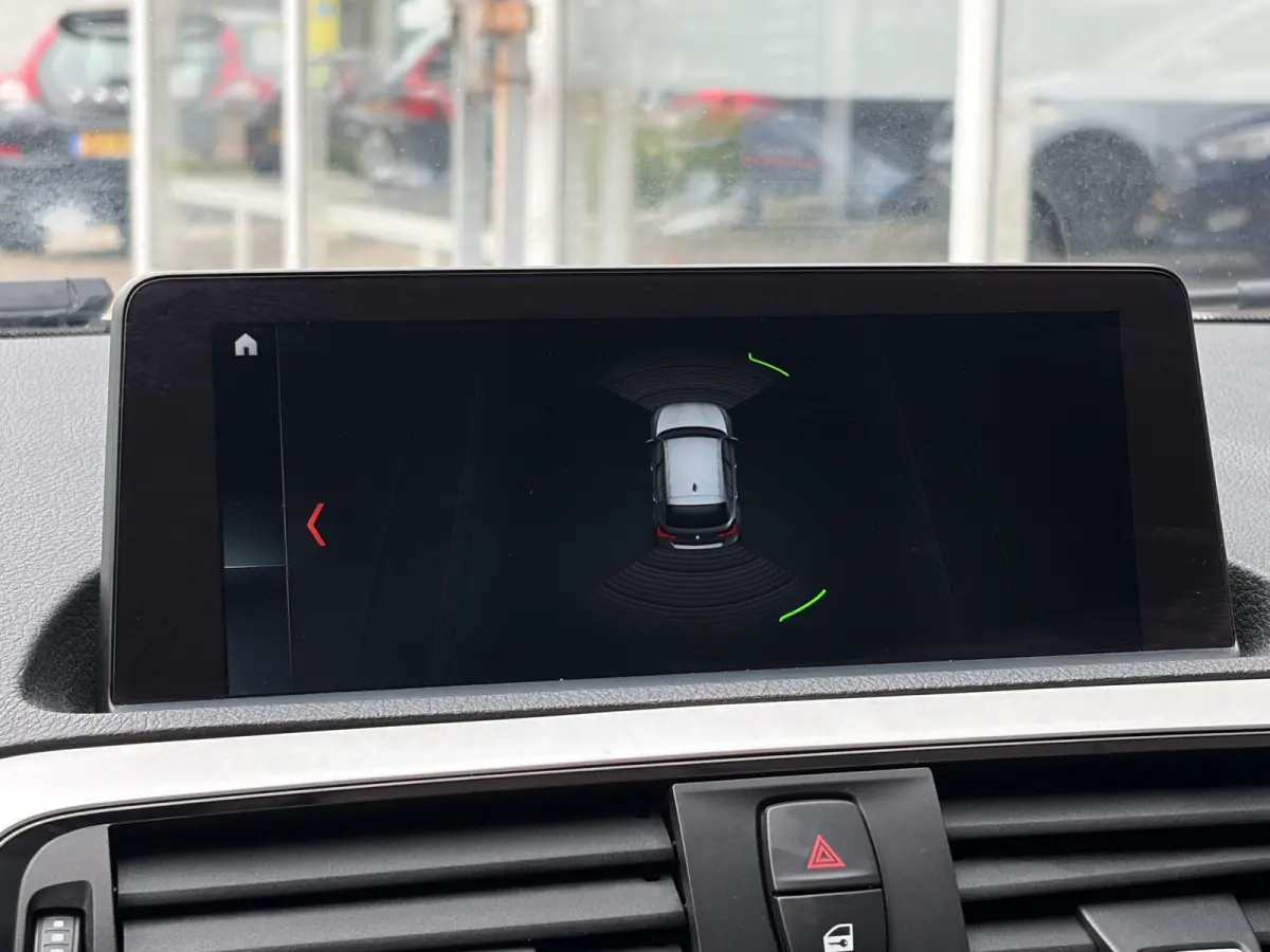118i Corporate Lease High Executive / Automaat / NL-Auto / Vol-Leder / Facelift / Stoelverwarming / LED / Cruise-Control / Climate-Control / Trekhaak / PDC V+A / 16'' LMV / All-Season / ENZ.