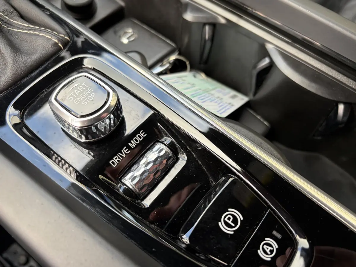 2.0 T4 R-Design / Automaat / NL-Auto / Dealer-Onderhouden / Adaptieve Cruise-Control / Pilot-Assist / Standkachel / Vol-Leder / Elektr.-Stoelen met Geheugen / LED / Keyless / Radio-Bluetooth