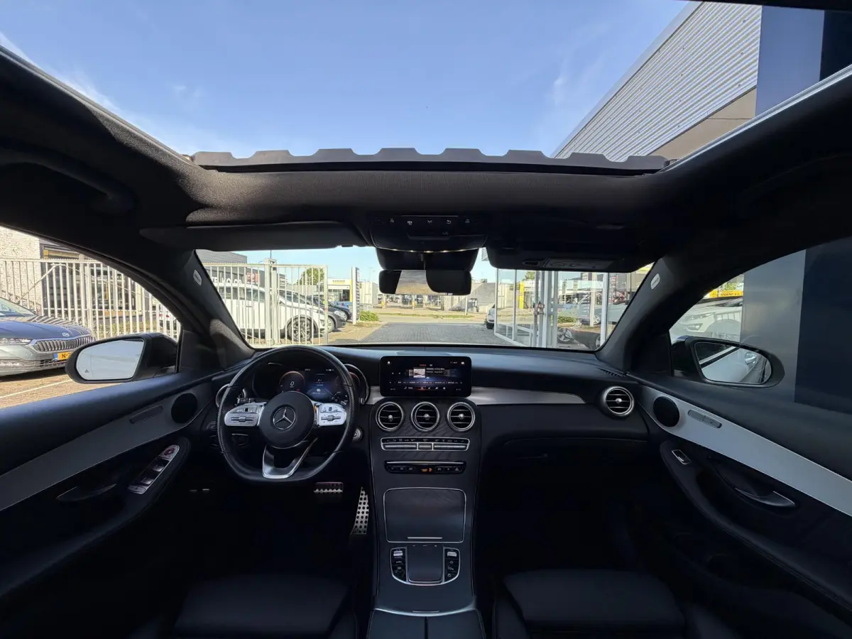 300e 4MATIC Premium Plus / AMG-Styling / Automaat / Vol-Leder / Schuif-Kanteldak / Luchtvering / Stoelverwarming / Adaptieve Cruise-Control / 360°-Camera / Sfeerverlichting / Elektr.-Trekha