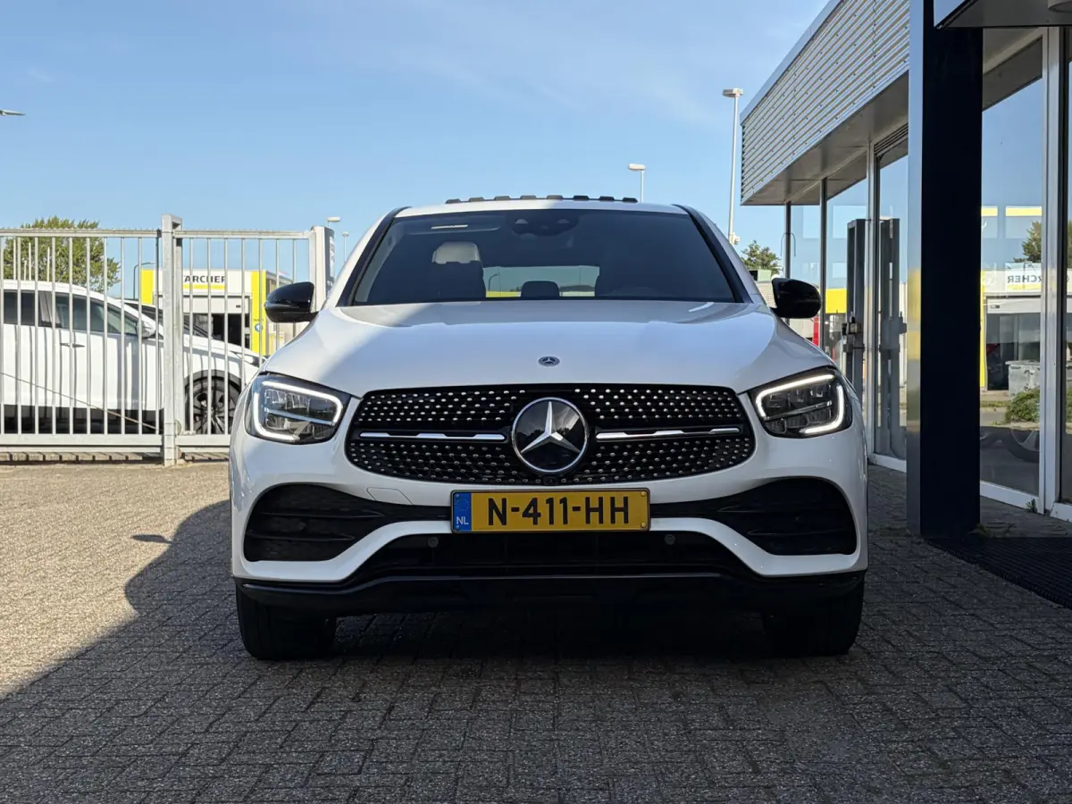 300e 4MATIC Premium Plus / AMG-Styling / Automaat / Vol-Leder / Schuif-Kanteldak / Luchtvering / Stoelverwarming / Adaptieve Cruise-Control / 360°-Camera / Sfeerverlichting / Elektr.-Trekha