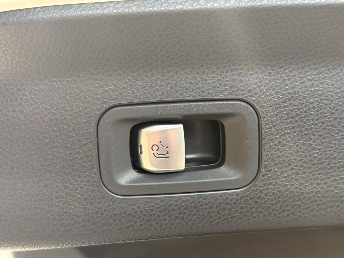 300e 4MATIC Premium Plus / AMG-Styling / Automaat / Vol-Leder / Schuif-Kanteldak / Luchtvering / Stoelverwarming / Adaptieve Cruise-Control / 360°-Camera / Sfeerverlichting / Elektr.-Trekha
