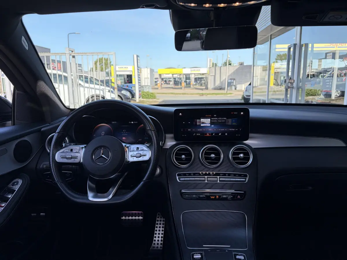 300e 4MATIC Premium Plus / AMG-Styling / Automaat / Vol-Leder / Schuif-Kanteldak / Luchtvering / Stoelverwarming / Adaptieve Cruise-Control / 360°-Camera / Sfeerverlichting / Elektr.-Trekha