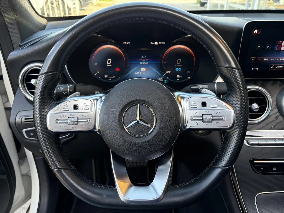 300e 4MATIC Premium Plus / AMG-Styling / Automaat / Vol-Leder / Schuif-Kanteldak / Luchtvering / Stoelverwarming / Adaptieve Cruise-Control / 360°-Camera / Sfeerverlichting / Elektr.-Trekha