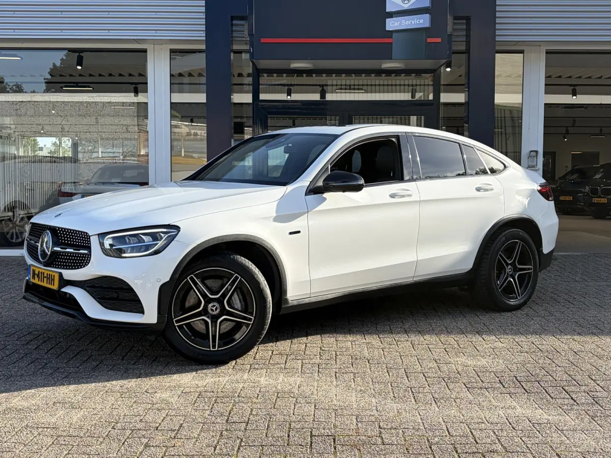300e 4MATIC Premium Plus / AMG-Styling / Automaat / Vol-Leder / Schuif-Kanteldak / Luchtvering / Stoelverwarming / Adaptieve Cruise-Control / 360°-Camera / Sfeerverlichting / Elektr.-Trekha