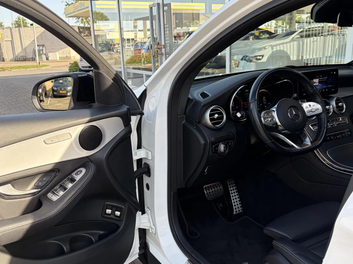 300e 4MATIC Premium Plus / AMG-Styling / Automaat / Vol-Leder / Schuif-Kanteldak / Luchtvering / Stoelverwarming / Adaptieve Cruise-Control / 360°-Camera / Sfeerverlichting / Elektr.-Trekha
