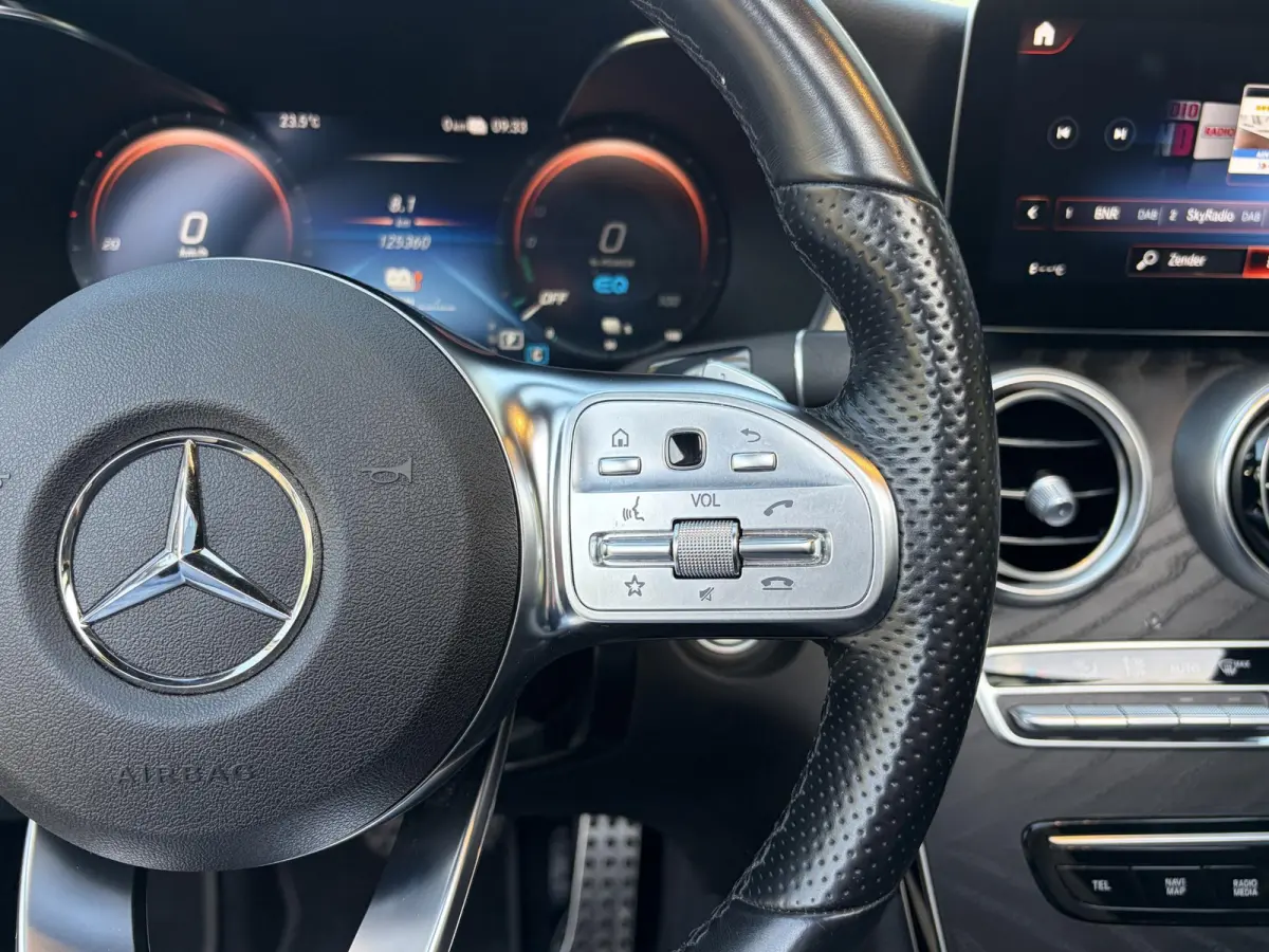 300e 4MATIC Premium Plus / AMG-Styling / Automaat / Vol-Leder / Schuif-Kanteldak / Luchtvering / Stoelverwarming / Adaptieve Cruise-Control / 360°-Camera / Sfeerverlichting / Elektr.-Trekha