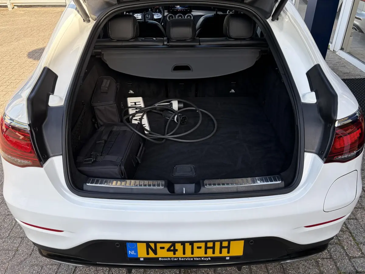 300e 4MATIC Premium Plus / AMG-Styling / Automaat / Vol-Leder / Schuif-Kanteldak / Luchtvering / Stoelverwarming / Adaptieve Cruise-Control / 360°-Camera / Sfeerverlichting / Elektr.-Trekha