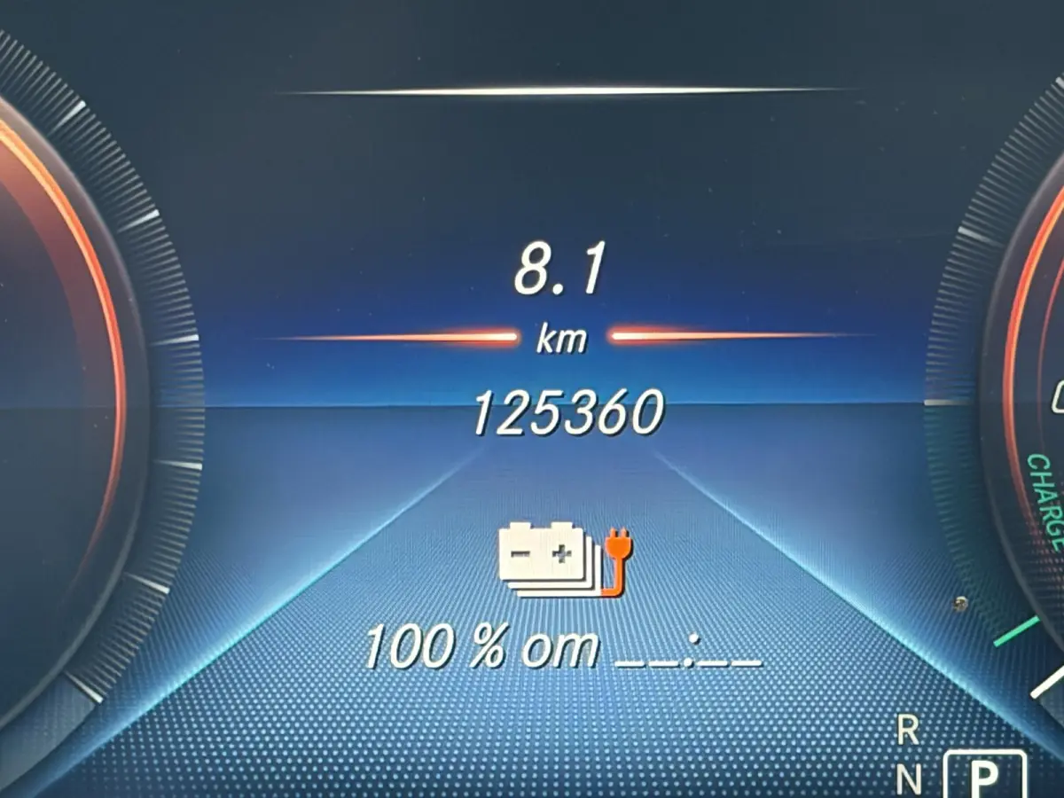 300e 4MATIC Premium Plus / AMG-Styling / Automaat / Vol-Leder / Schuif-Kanteldak / Luchtvering / Stoelverwarming / Adaptieve Cruise-Control / 360°-Camera / Sfeerverlichting / Elektr.-Trekha