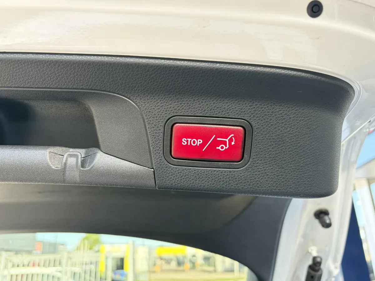 300e 4MATIC Premium Plus / AMG-Styling / Automaat / Vol-Leder / Schuif-Kanteldak / Luchtvering / Stoelverwarming / Adaptieve Cruise-Control / 360°-Camera / Sfeerverlichting / Elektr.-Trekha