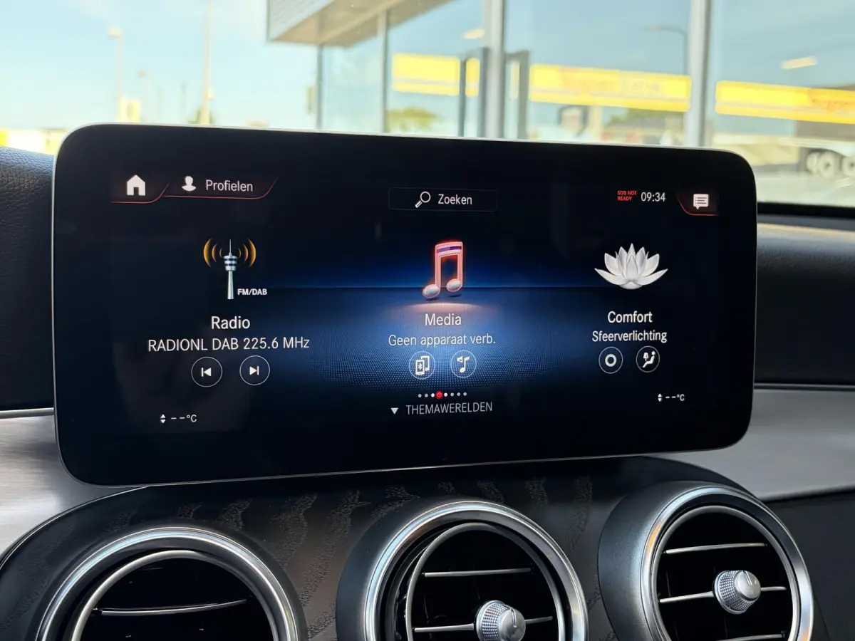 300e 4MATIC Premium Plus / AMG-Styling / Automaat / Vol-Leder / Schuif-Kanteldak / Luchtvering / Stoelverwarming / Adaptieve Cruise-Control / 360°-Camera / Sfeerverlichting / Elektr.-Trekha