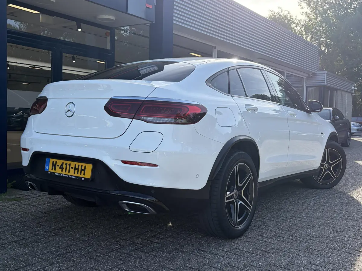 300e 4MATIC Premium Plus / AMG-Styling / Automaat / Vol-Leder / Schuif-Kanteldak / Luchtvering / Stoelverwarming / Adaptieve Cruise-Control / 360°-Camera / Sfeerverlichting / Elektr.-Trekha