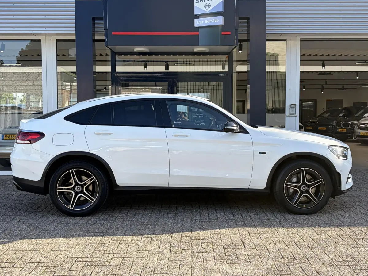 300e 4MATIC Premium Plus / AMG-Styling / Automaat / Vol-Leder / Schuif-Kanteldak / Luchtvering / Stoelverwarming / Adaptieve Cruise-Control / 360°-Camera / Sfeerverlichting / Elektr.-Trekha