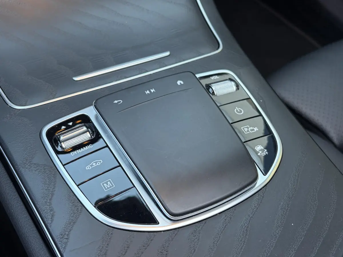 300e 4MATIC Premium Plus / AMG-Styling / Automaat / Vol-Leder / Schuif-Kanteldak / Luchtvering / Stoelverwarming / Adaptieve Cruise-Control / 360°-Camera / Sfeerverlichting / Elektr.-Trekha