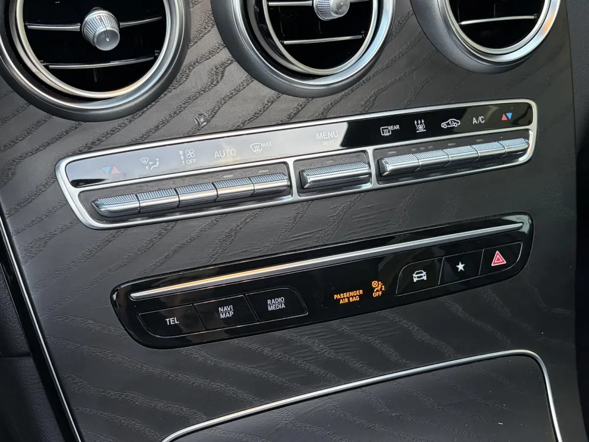 300e 4MATIC Premium Plus / AMG-Styling / Automaat / Vol-Leder / Schuif-Kanteldak / Luchtvering / Stoelverwarming / Adaptieve Cruise-Control / 360°-Camera / Sfeerverlichting / Elektr.-Trekha