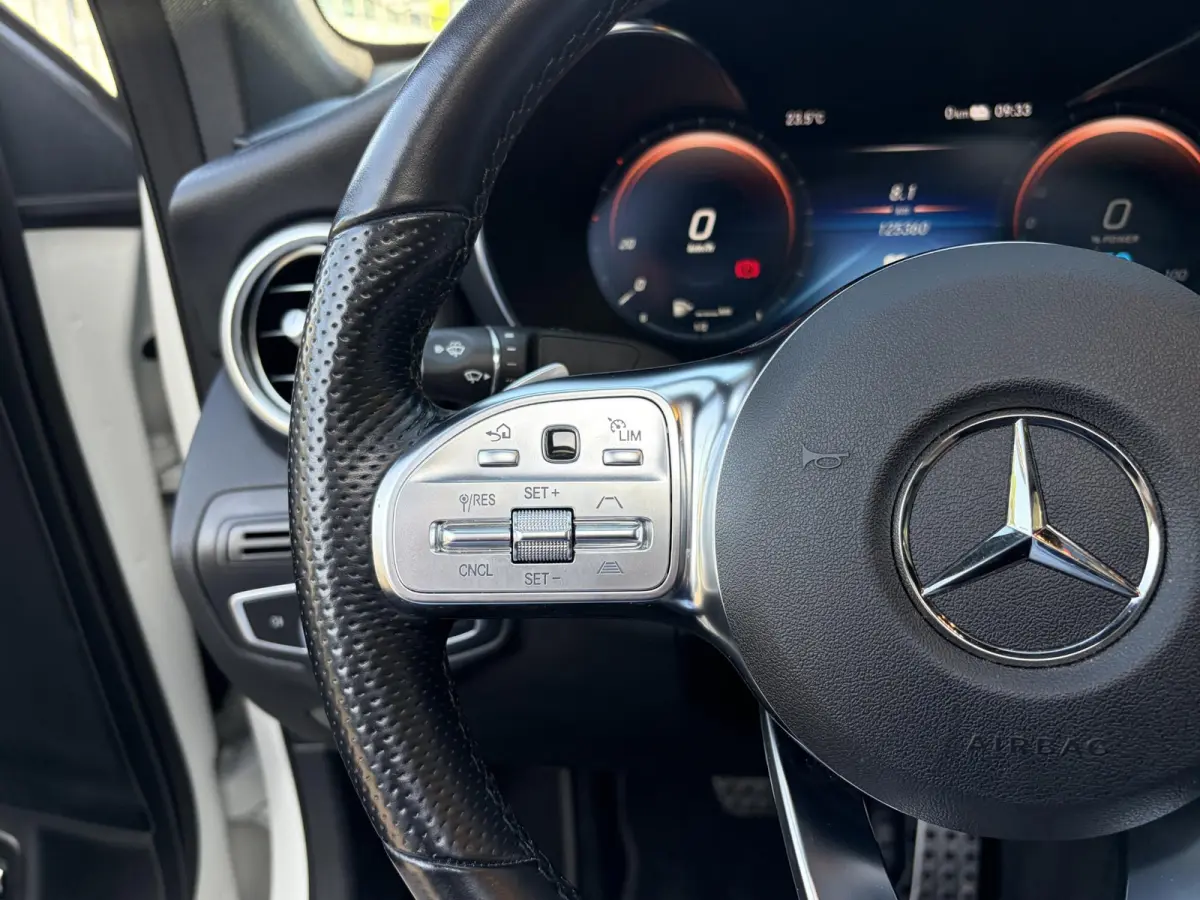 300e 4MATIC Premium Plus / AMG-Styling / Automaat / Vol-Leder / Schuif-Kanteldak / Luchtvering / Stoelverwarming / Adaptieve Cruise-Control / 360°-Camera / Sfeerverlichting / Elektr.-Trekha