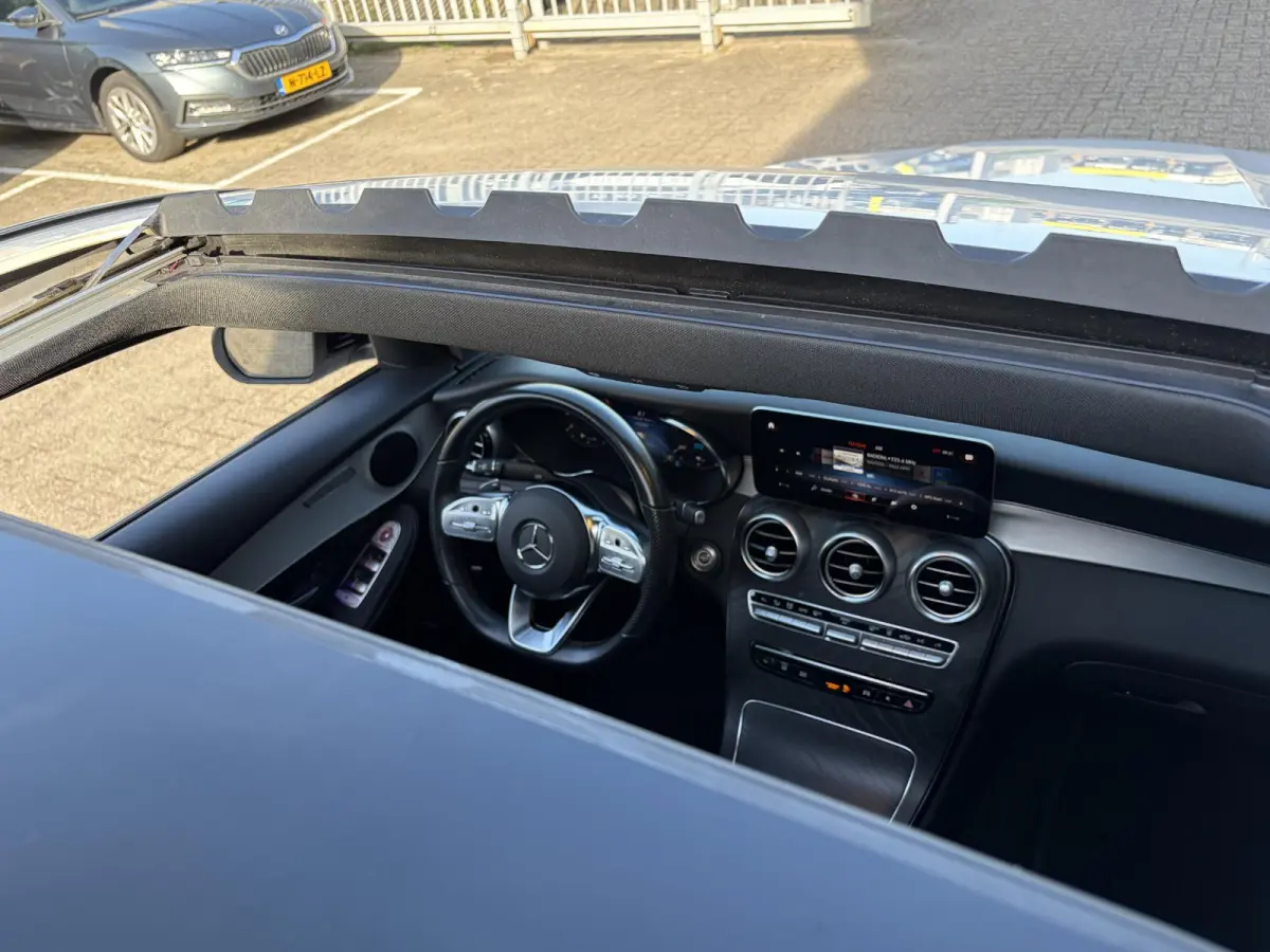300e 4MATIC Premium Plus / AMG-Styling / Automaat / Vol-Leder / Schuif-Kanteldak / Luchtvering / Stoelverwarming / Adaptieve Cruise-Control / 360°-Camera / Sfeerverlichting / Elektr.-Trekha