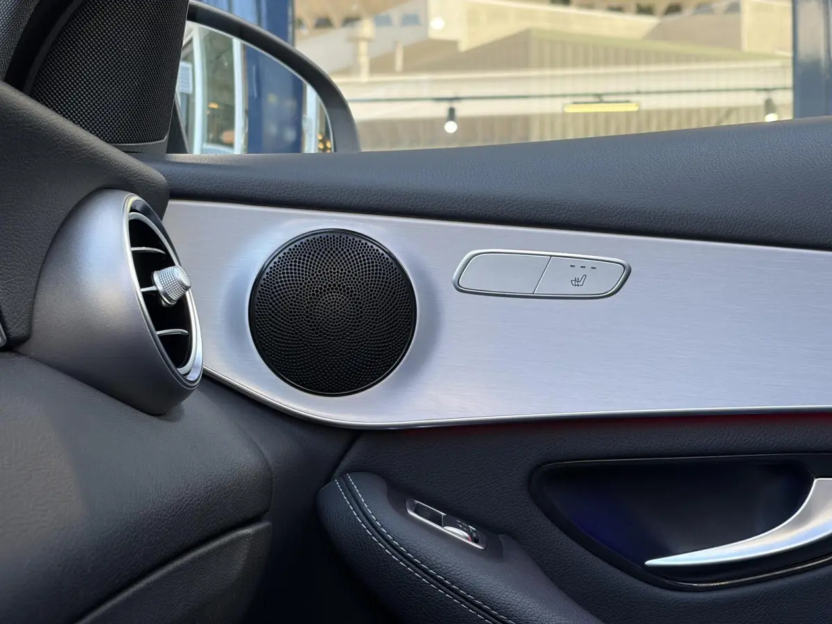 300e 4MATIC Premium Plus / AMG-Styling / Automaat / Vol-Leder / Schuif-Kanteldak / Luchtvering / Stoelverwarming / Adaptieve Cruise-Control / 360°-Camera / Sfeerverlichting / Elektr.-Trekha