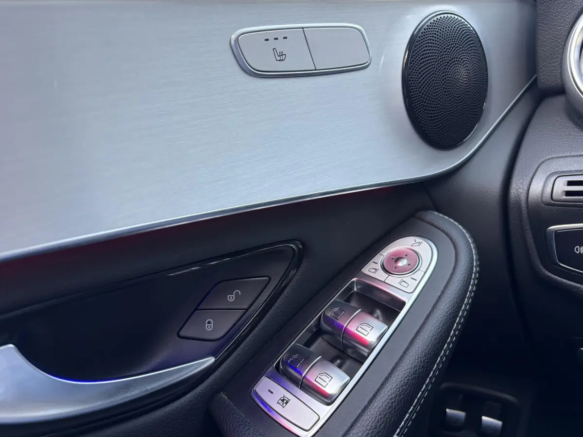 300e 4MATIC Premium Plus / AMG-Styling / Automaat / Vol-Leder / Schuif-Kanteldak / Luchtvering / Stoelverwarming / Adaptieve Cruise-Control / 360°-Camera / Sfeerverlichting / Elektr.-Trekha