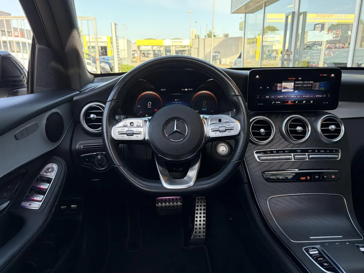 300e 4MATIC Premium Plus / AMG-Styling / Automaat / Vol-Leder / Schuif-Kanteldak / Luchtvering / Stoelverwarming / Adaptieve Cruise-Control / 360°-Camera / Sfeerverlichting / Elektr.-Trekha