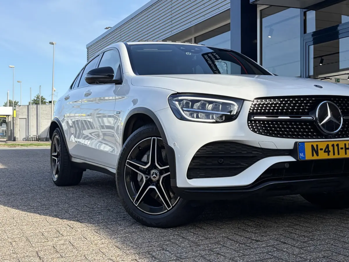300e 4MATIC Premium Plus / AMG-Styling / Automaat / Vol-Leder / Schuif-Kanteldak / Luchtvering / Stoelverwarming / Adaptieve Cruise-Control / 360°-Camera / Sfeerverlichting / Elektr.-Trekha