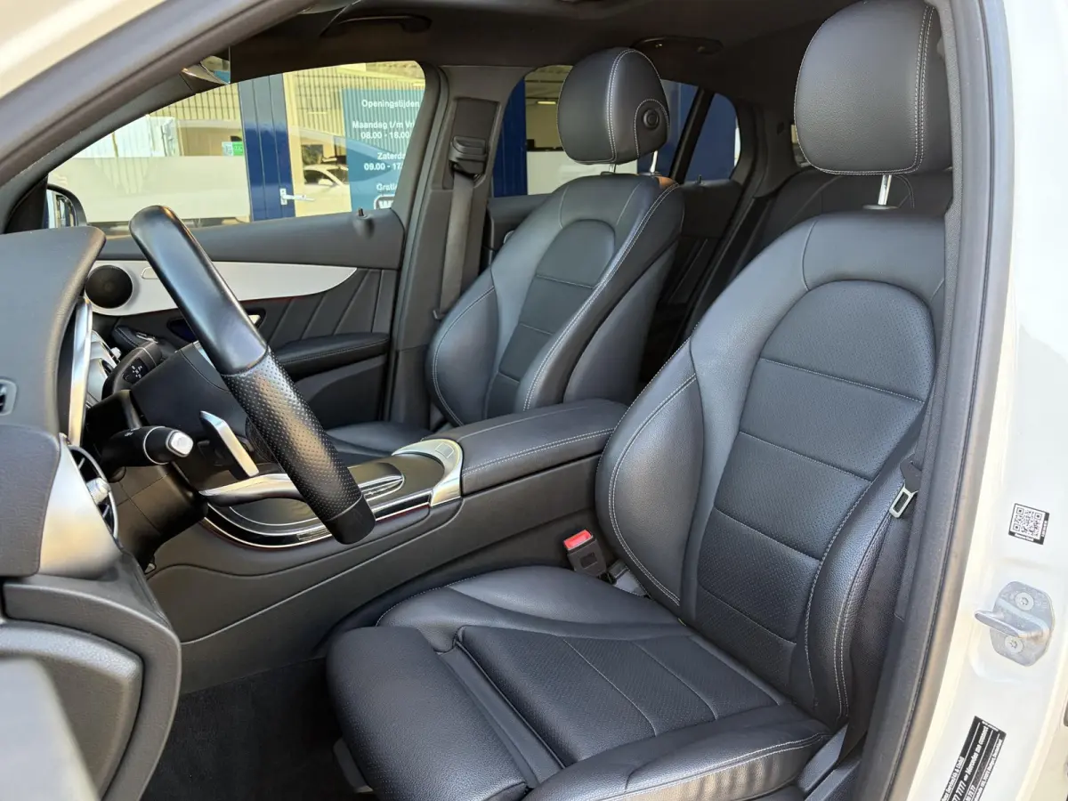 300e 4MATIC Premium Plus / AMG-Styling / Automaat / Vol-Leder / Schuif-Kanteldak / Luchtvering / Stoelverwarming / Adaptieve Cruise-Control / 360°-Camera / Sfeerverlichting / Elektr.-Trekha