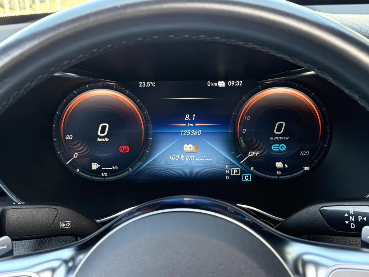 300e 4MATIC Premium Plus / AMG-Styling / Automaat / Vol-Leder / Schuif-Kanteldak / Luchtvering / Stoelverwarming / Adaptieve Cruise-Control / 360°-Camera / Sfeerverlichting / Elektr.-Trekha