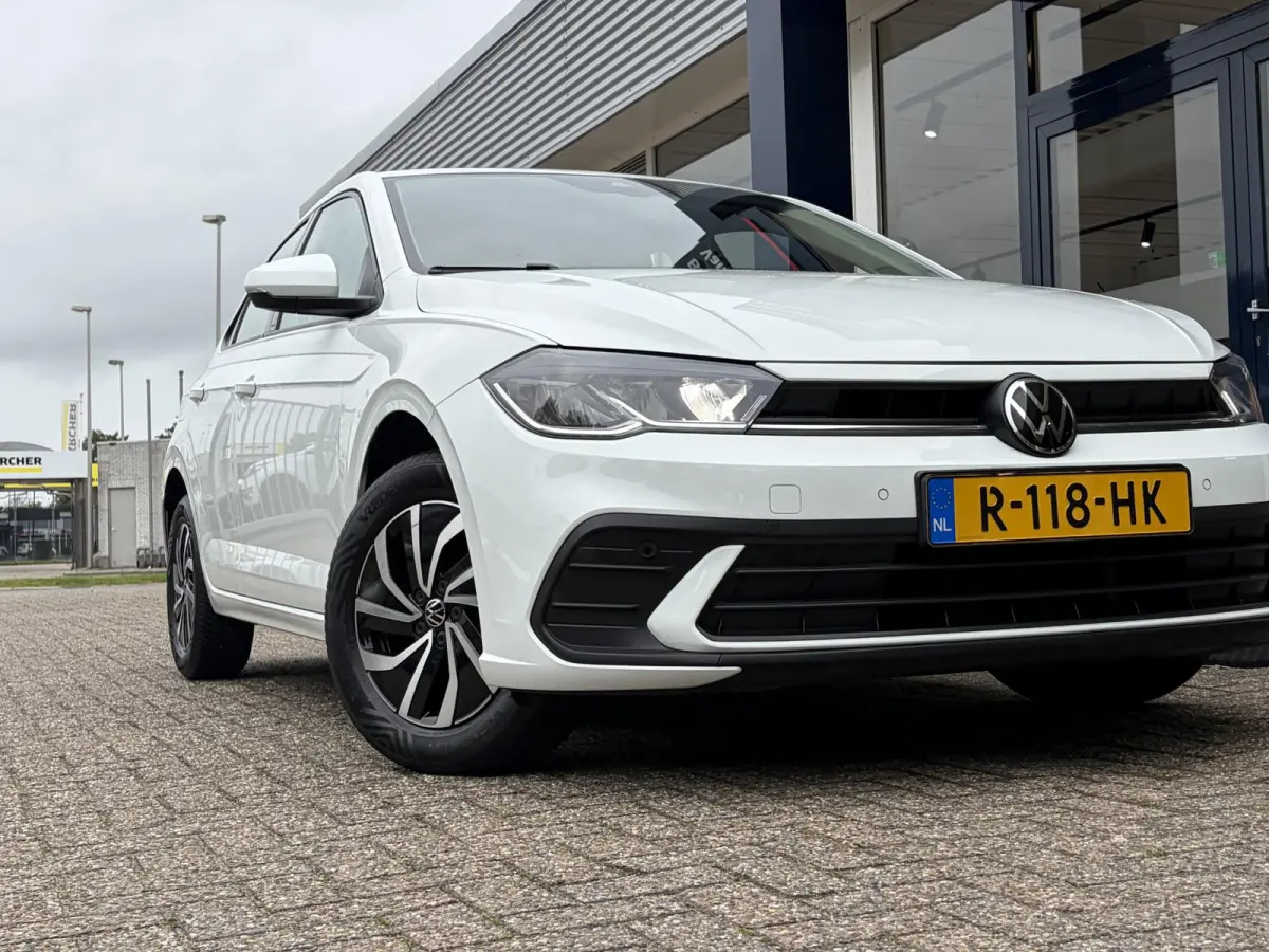 1.0 TSI Life / 5-Deurs / NL-Auto / Adaptive Cruise-Control / Digital-Cockpit / Full-LED / Apple-Carplay & Android Auto / Airco / DAB Radio-Bluetooth / PDC V+A / 15'' LMV / All-Season / ENZ.