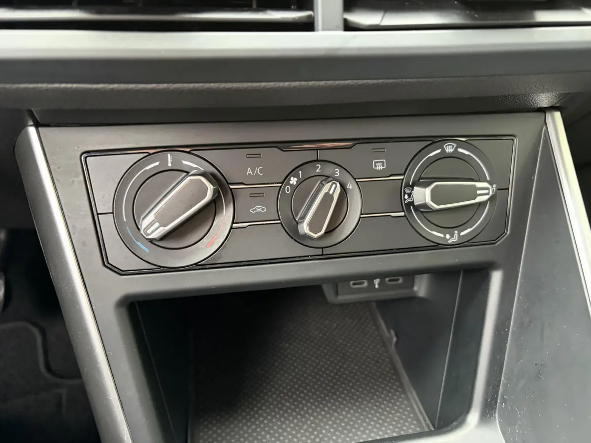 1.0 TSI Life / 5-Deurs / NL-Auto / Adaptive Cruise-Control / Digital-Cockpit / Full-LED / Apple-Carplay & Android Auto / Airco / DAB Radio-Bluetooth / PDC V+A / 15'' LMV / All-Season / ENZ.