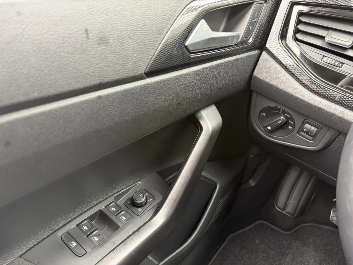 1.0 TSI Life / 5-Deurs / NL-Auto / Adaptive Cruise-Control / Digital-Cockpit / Full-LED / Apple-Carplay & Android Auto / Airco / DAB Radio-Bluetooth / PDC V+A / 15'' LMV / All-Season / ENZ.