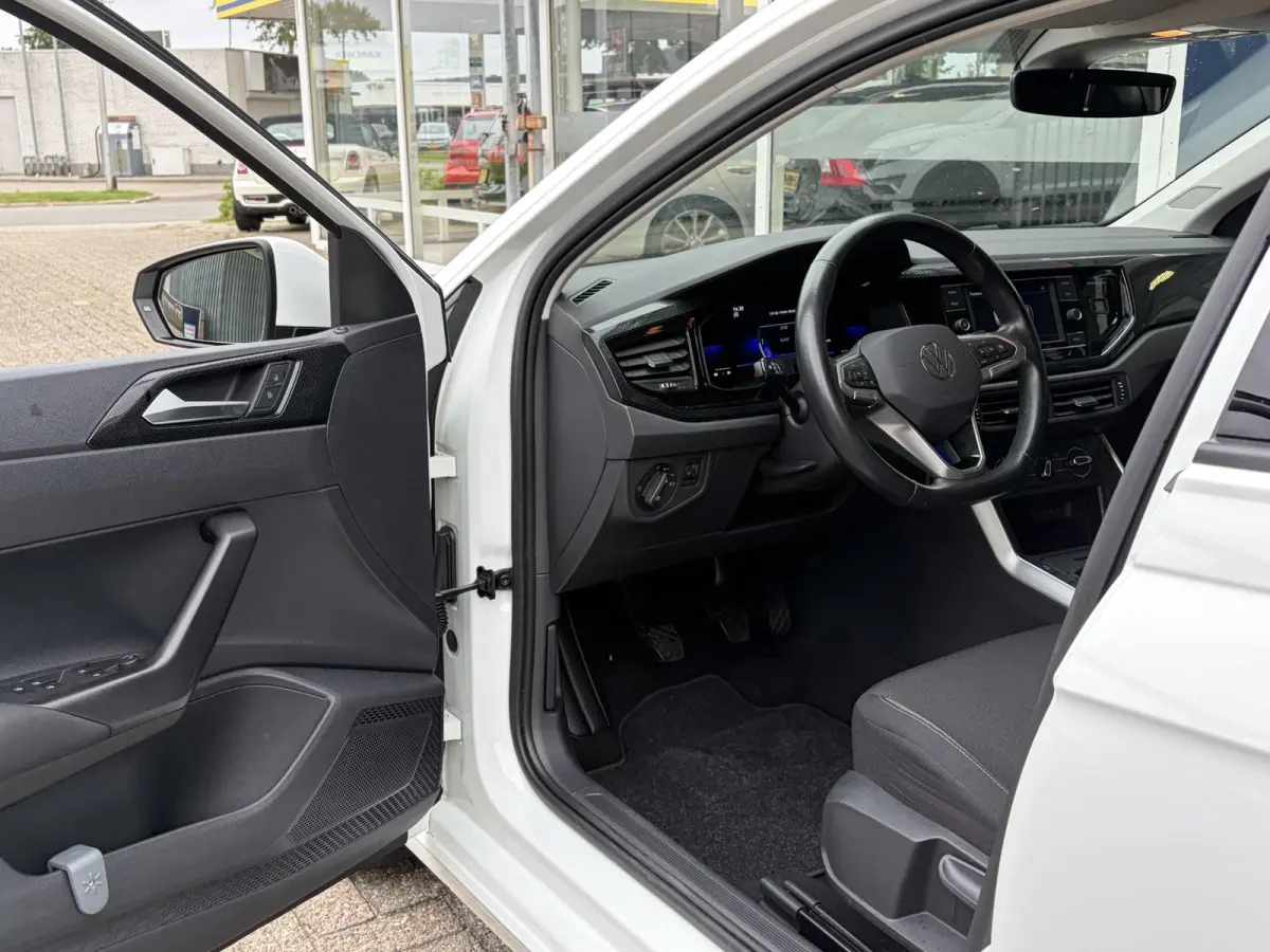 1.0 TSI Life / 5-Deurs / NL-Auto / Adaptive Cruise-Control / Digital-Cockpit / Full-LED / Apple-Carplay & Android Auto / Airco / DAB Radio-Bluetooth / PDC V+A / 15'' LMV / All-Season / ENZ.
